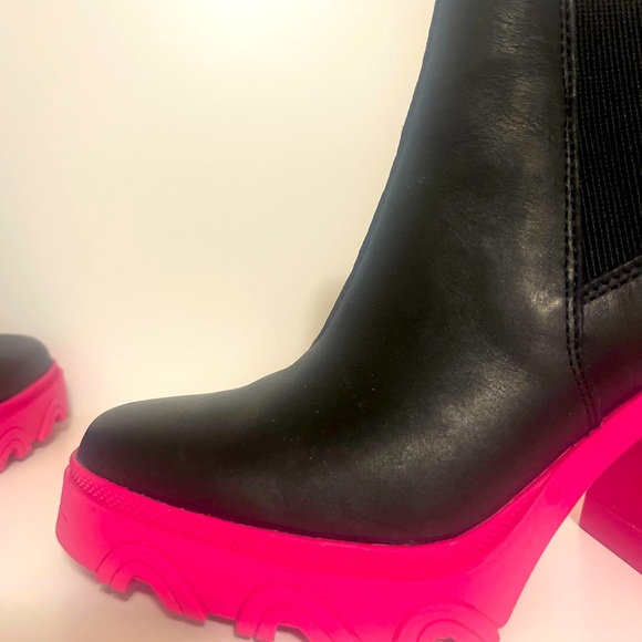 Gently used Sorel boots - Picture 3 of 4